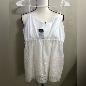 White ladies top size small. Never been worn has tag still on